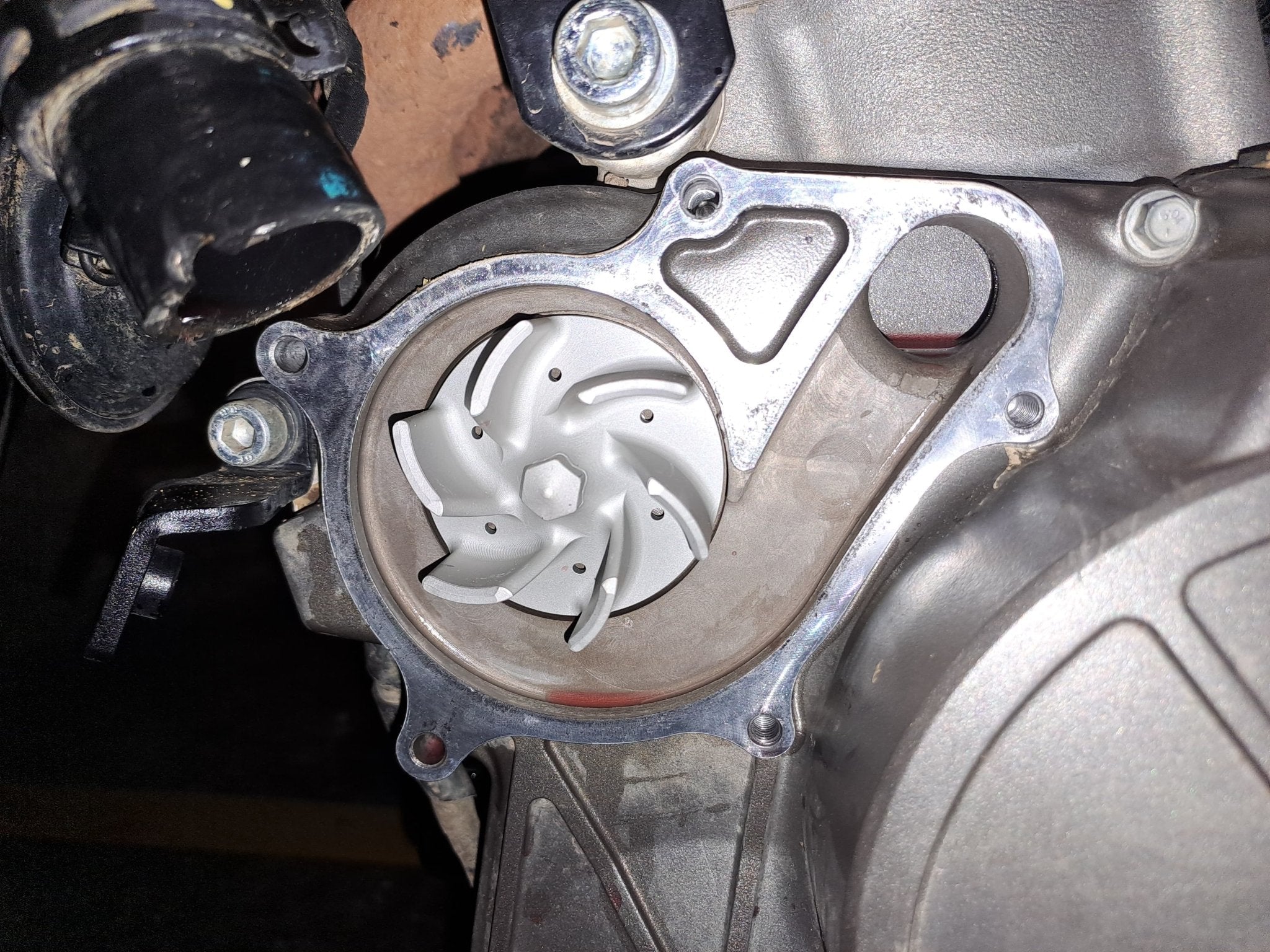 Pompa acqua maggiorata per Aprilia TUONO/TUAREG/RS 660 - ambro - racing