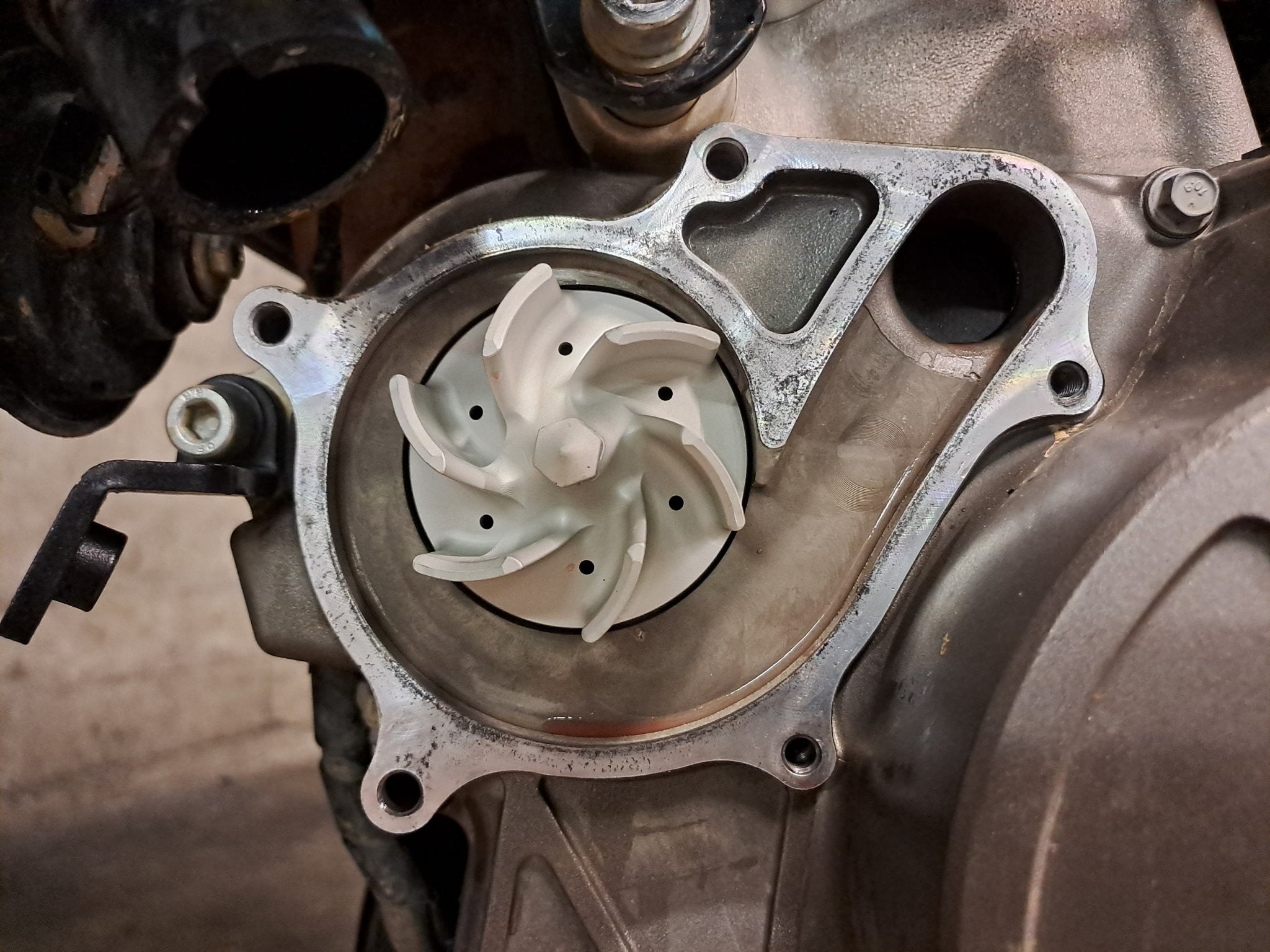 Pompa acqua maggiorata per Aprilia TUONO/TUAREG/RS 660 - ambro - racing