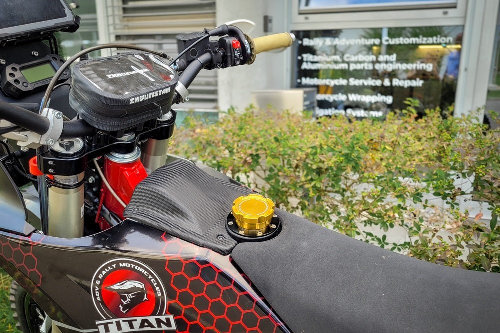 Set tappo serbatoio a collo alto AJP PR7 - TITAN - ambro - racing