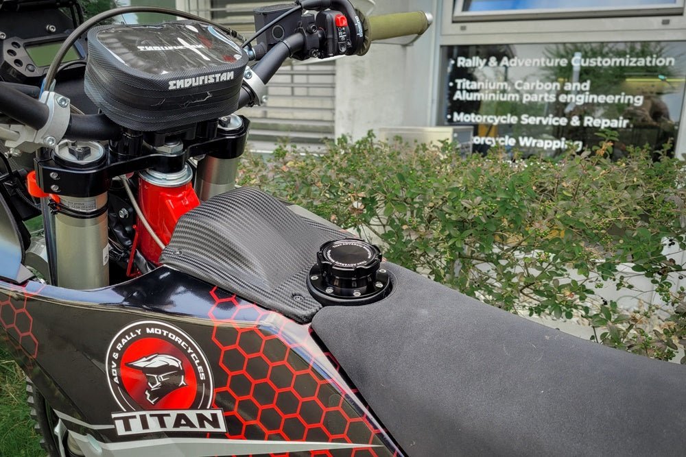 Set tappo serbatoio a collo alto AJP PR7 - TITAN - ambro - racing