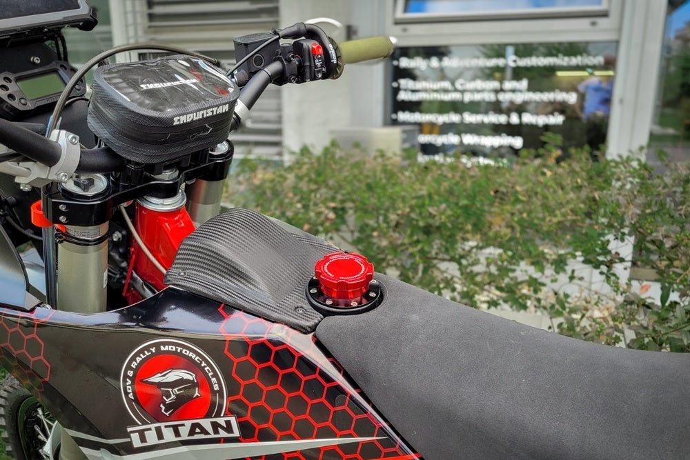 Set tappo serbatoio a collo alto AJP PR7 - TITAN - ambro - racing